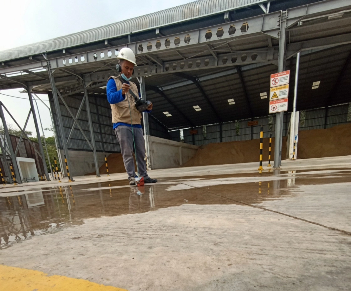 Teknisi profesional melakukan deteksi kebocoran pipa hydrant industri menggunakan acoustic leak detector