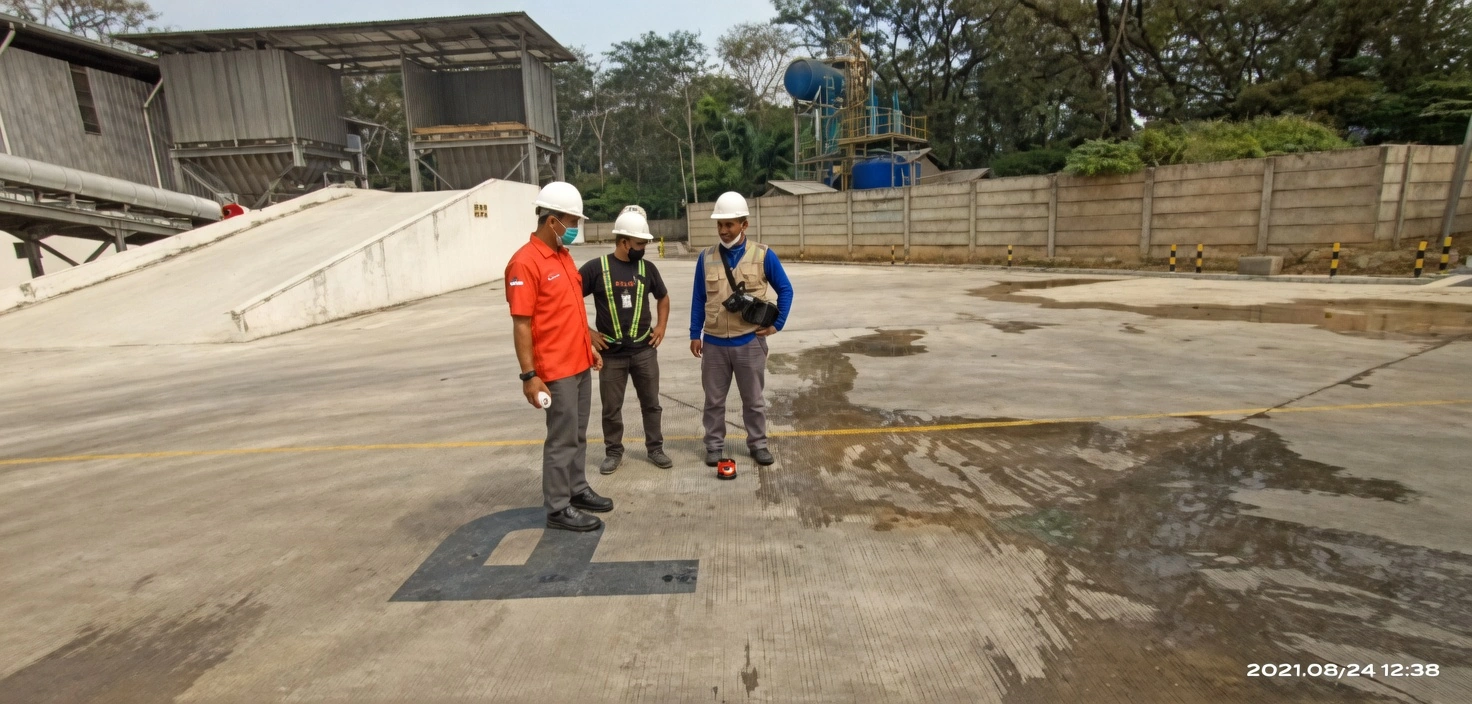 Proses pengerjaan deteksi kebocoran pipa hydrant menggunakan acoustic leak detector di kawasan industri